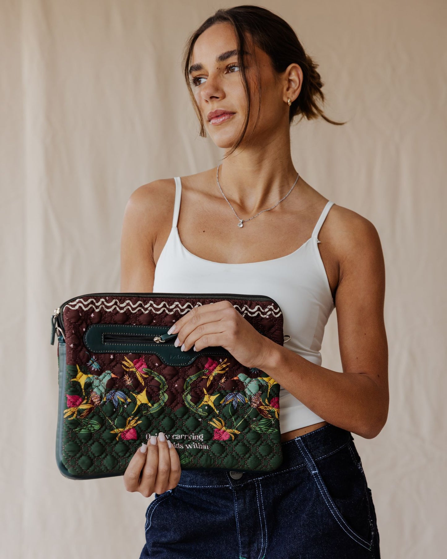 عوالم صاخبة في غلاف مبطن داكن