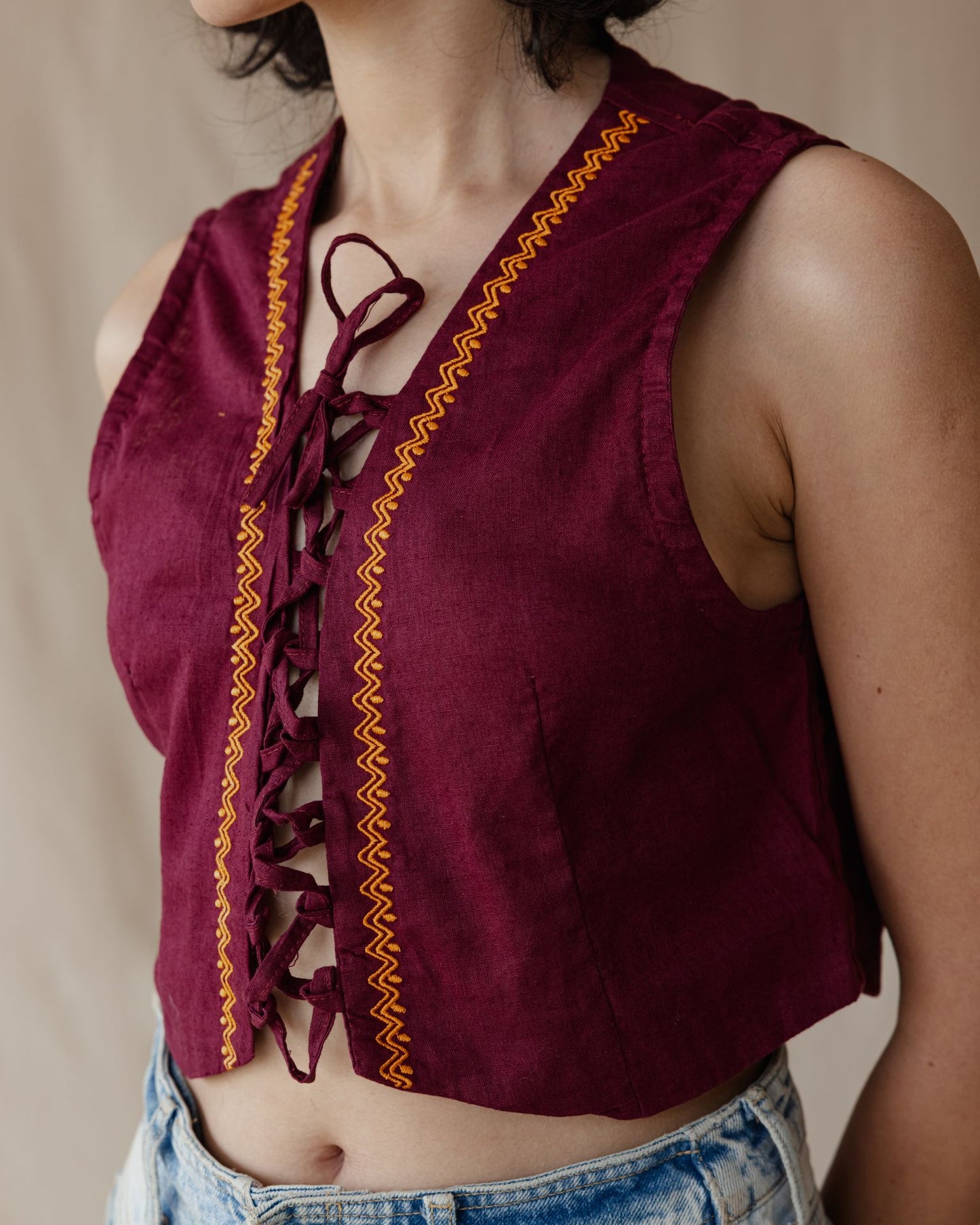 سترة منسوجة وملتوية باللون العنابي