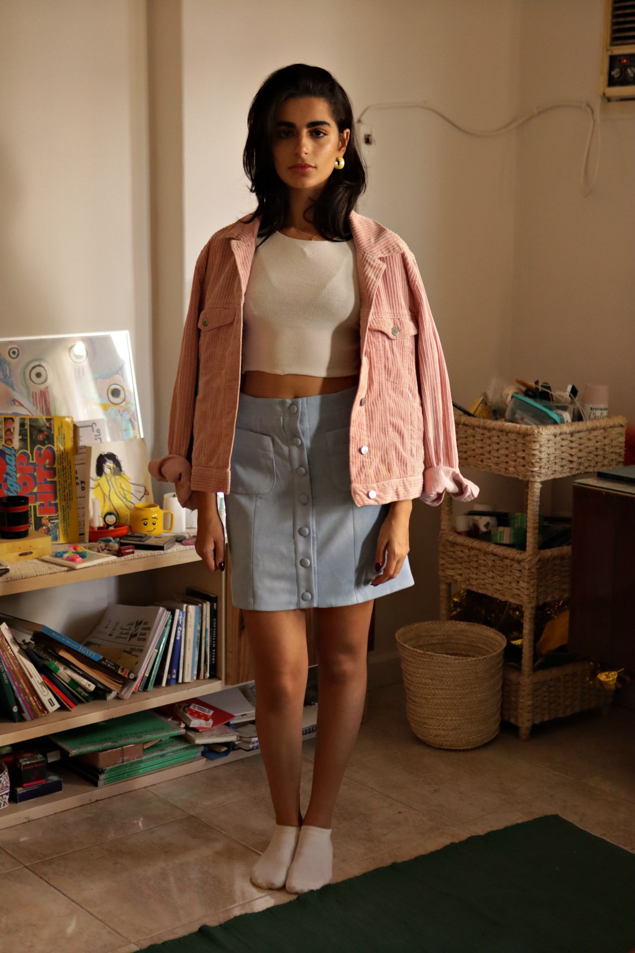 تنورة قصيرة من جلد سويدي بأزرار باللون الأزرق الفاتح