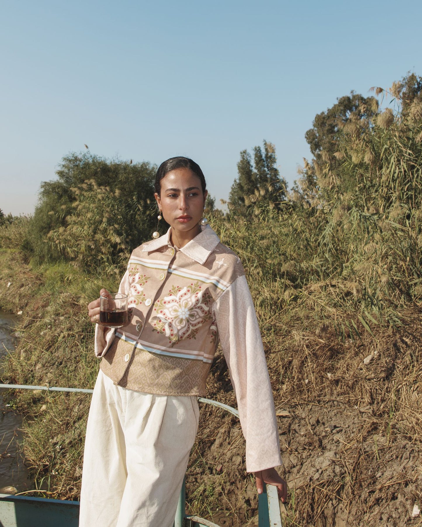 جاكيت من جلد الغزال باللون البيج العربي