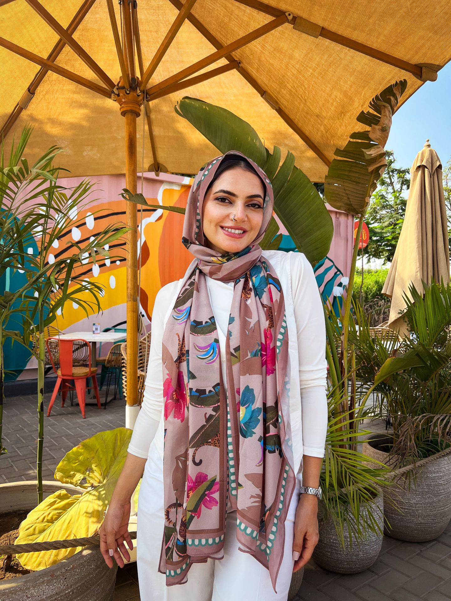وشاح شيفون استوائي باللون البيج