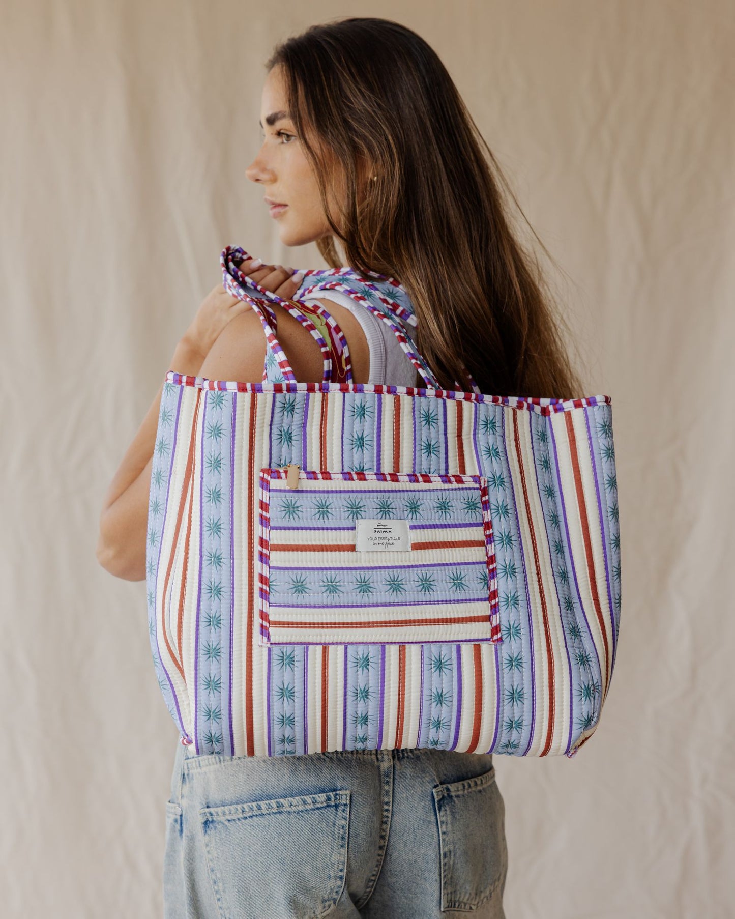 حقيبة تسوق مبطنة بنقشة الزهور والخطوط