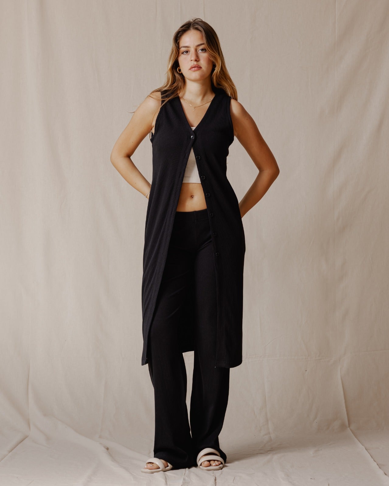 طقم بدون أكمام بأزرار باللون الأسود