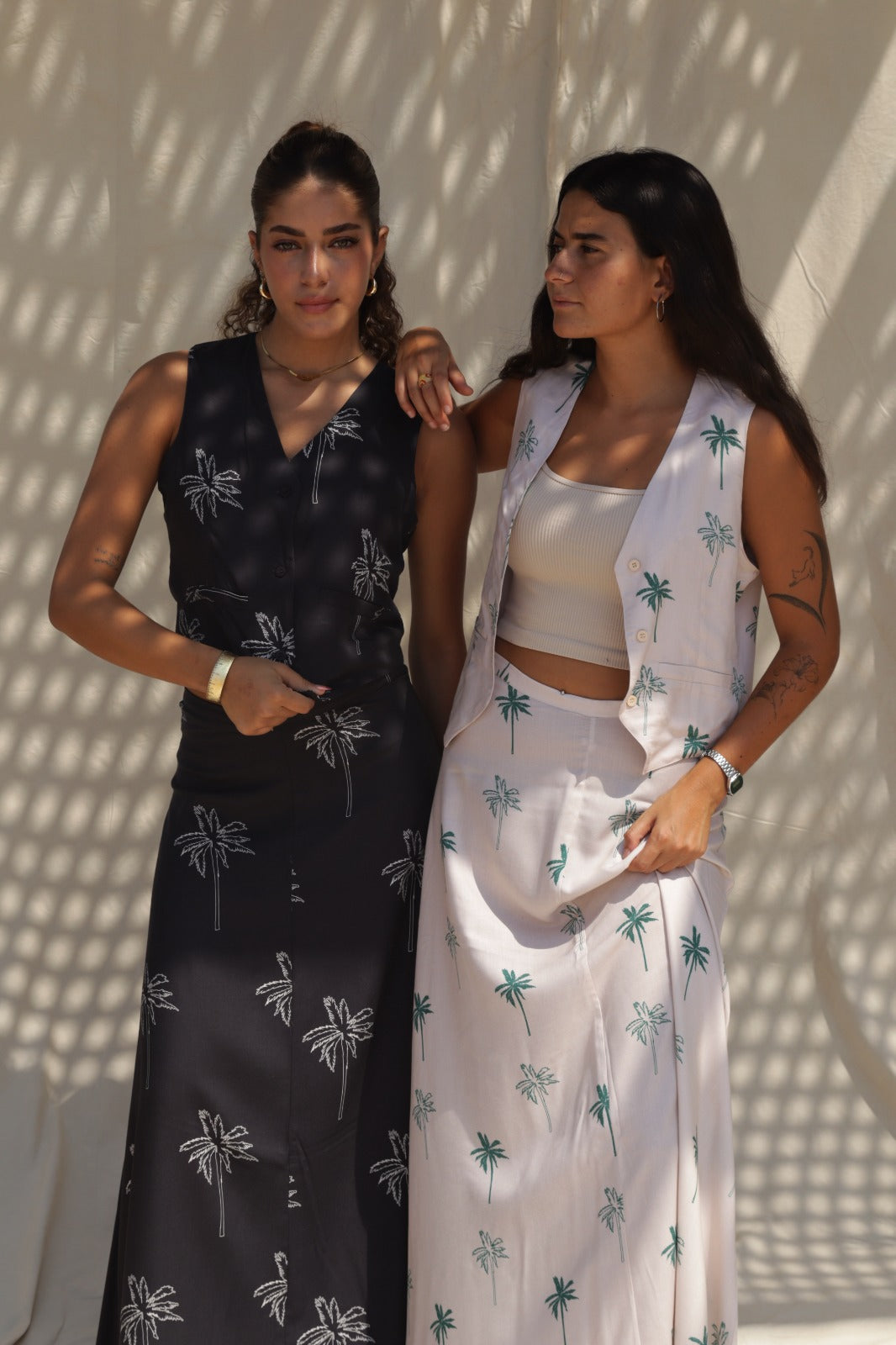 مجموعة أشجار النخيل المريحة باللون البيج