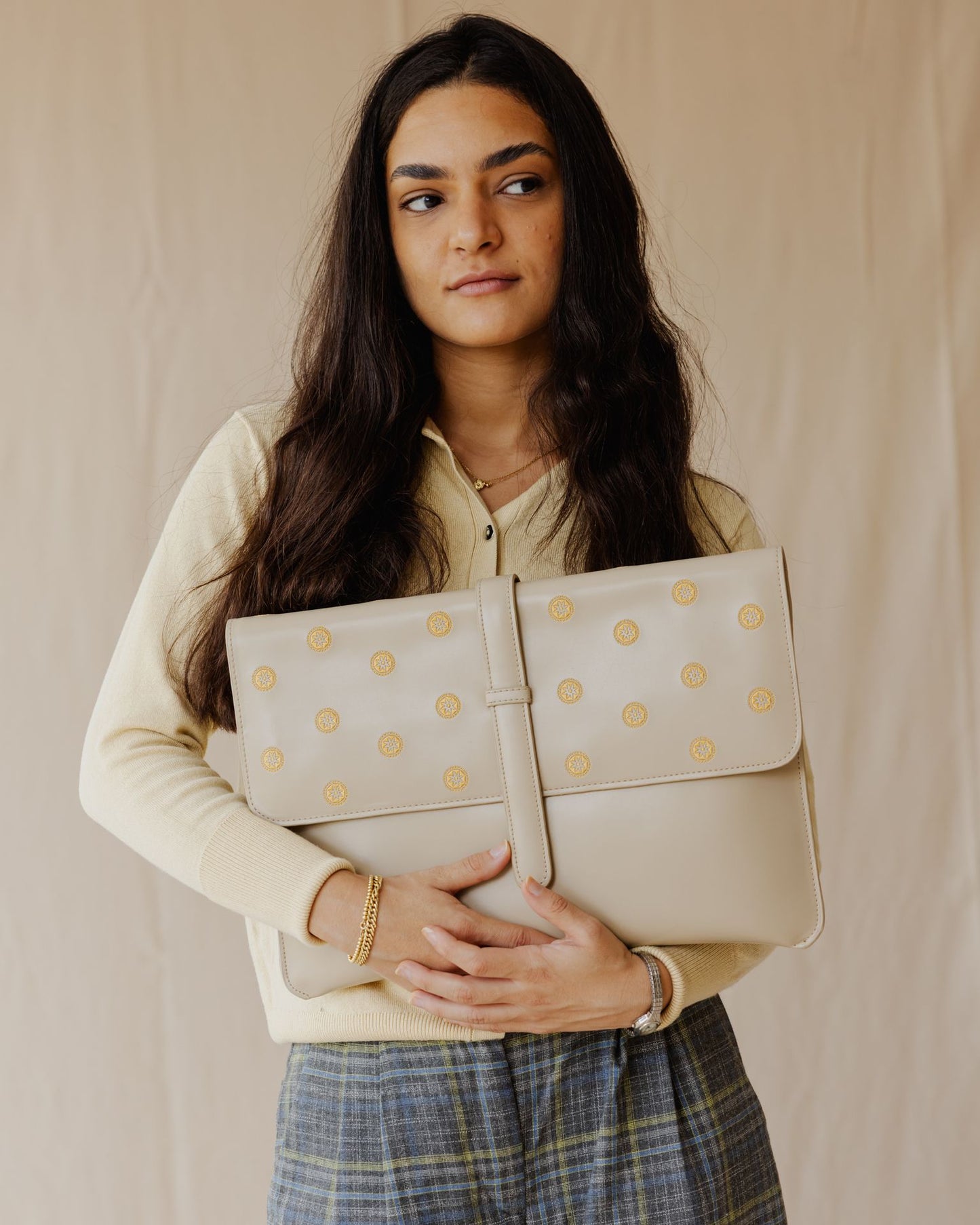 حقيبة كمبيوتر محمول بوهيمية باللون البيج