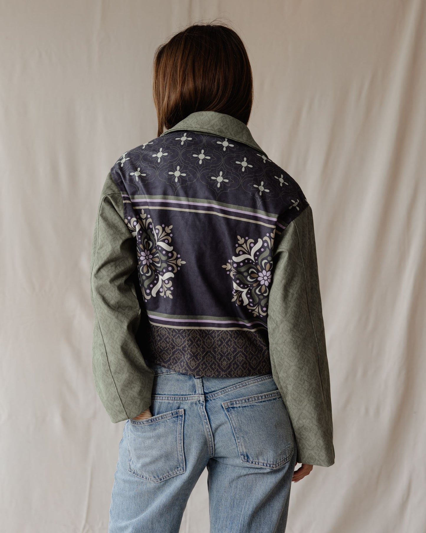 سترة من جلد الغزال باللون الزيتوني العربي