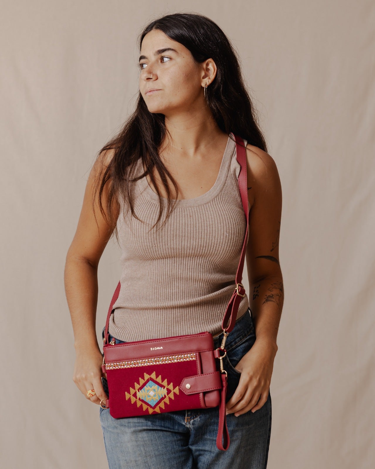 محفظة نسيج قبلية باللون العنابي