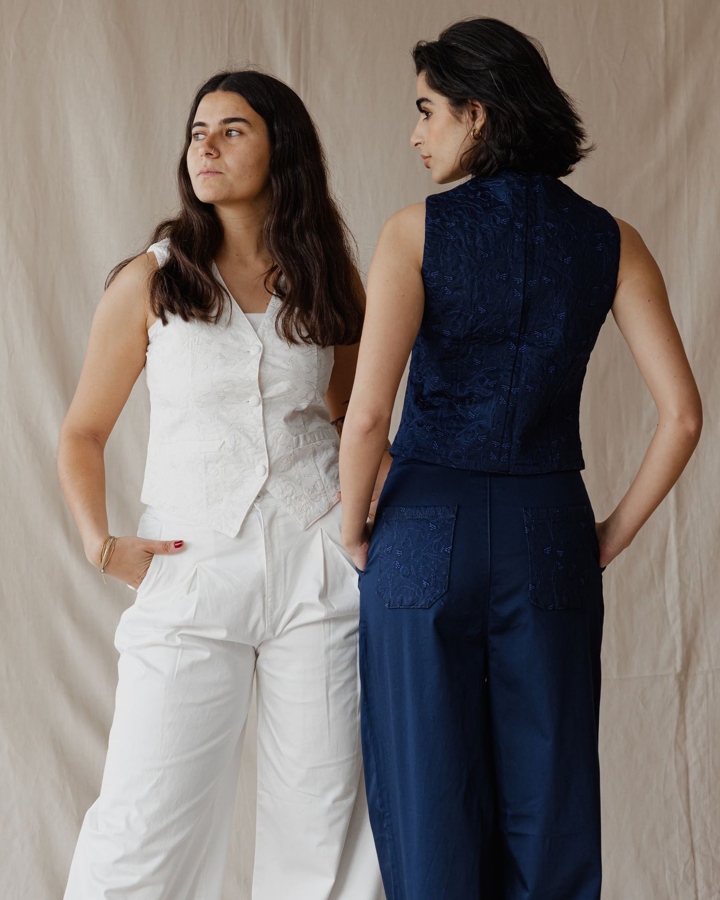 طقم مطرز بالرمان باللون الأبيض العاجي