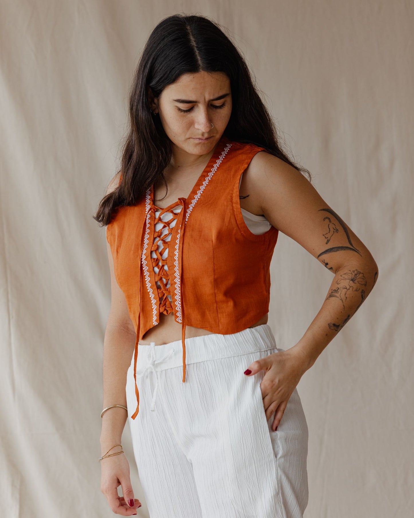 سترة برتقالية ملتوية ومنسوجة