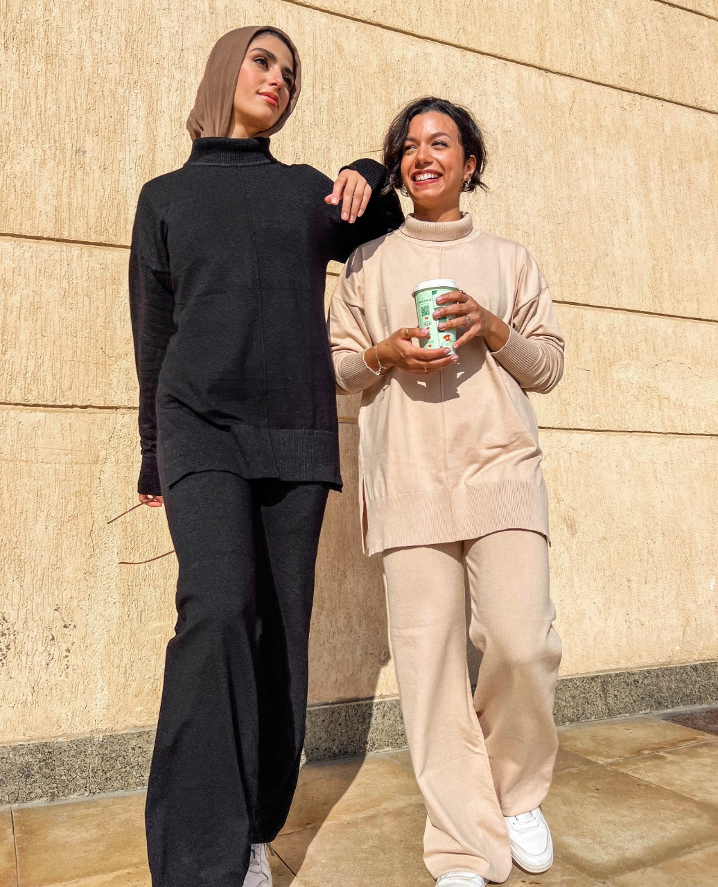 طقم محبوك باللون البيج