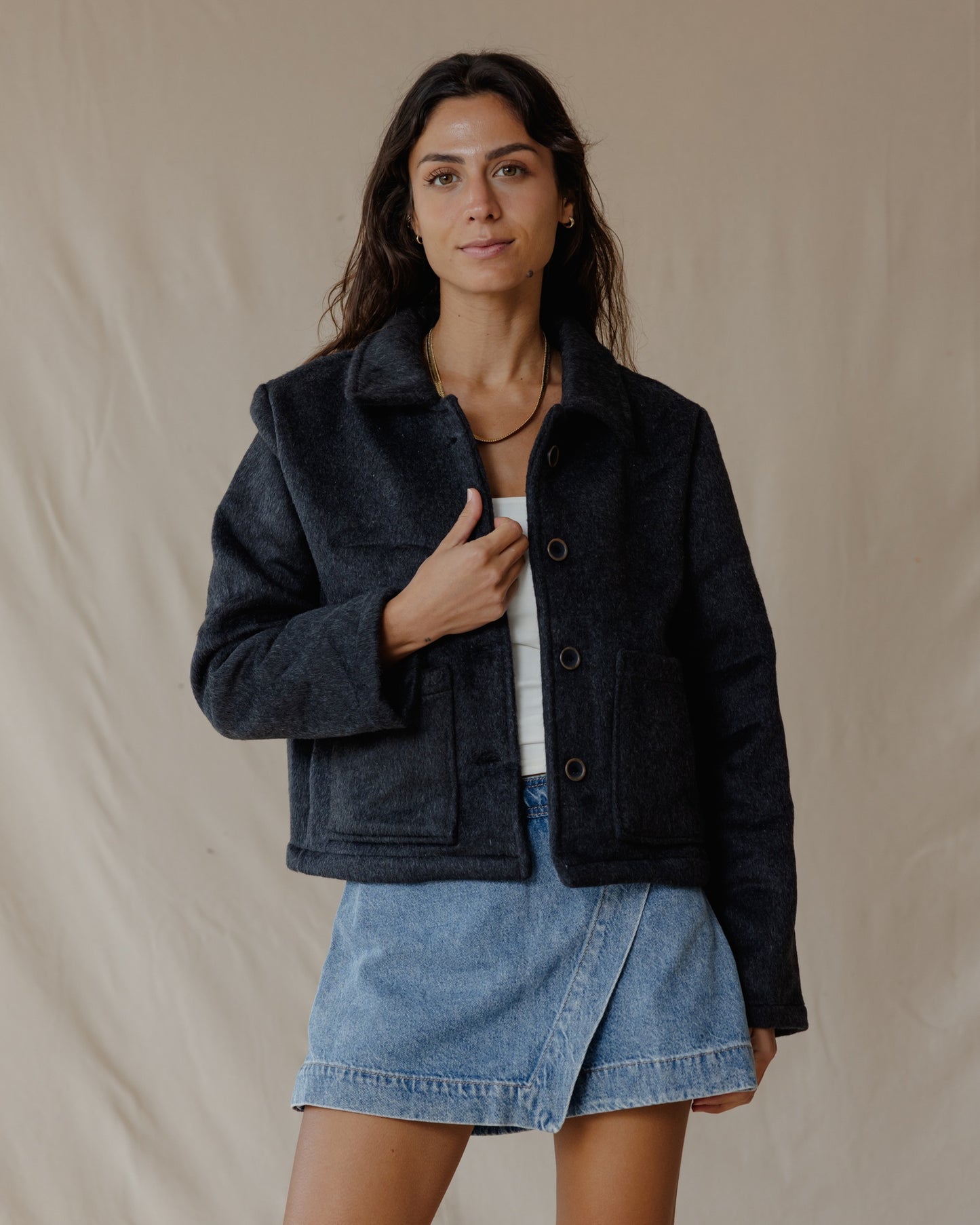 معطف قصير أسود