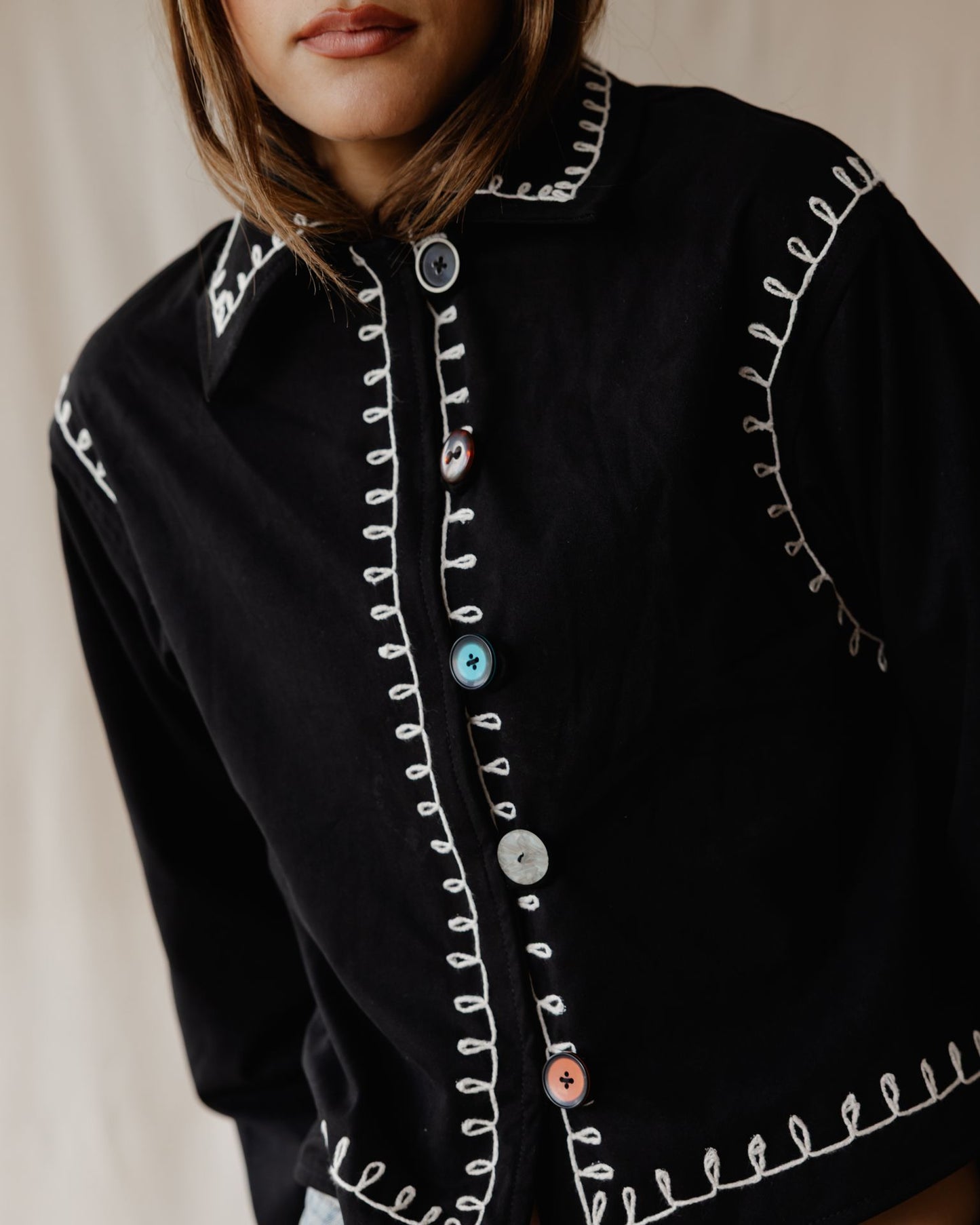 جاكيت أسود من ثريدسبيل