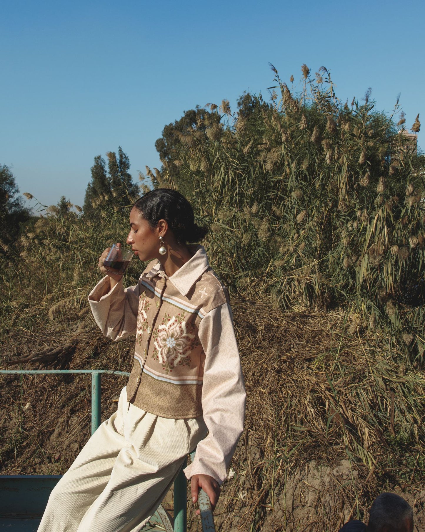 جاكيت من جلد الغزال باللون البيج العربي