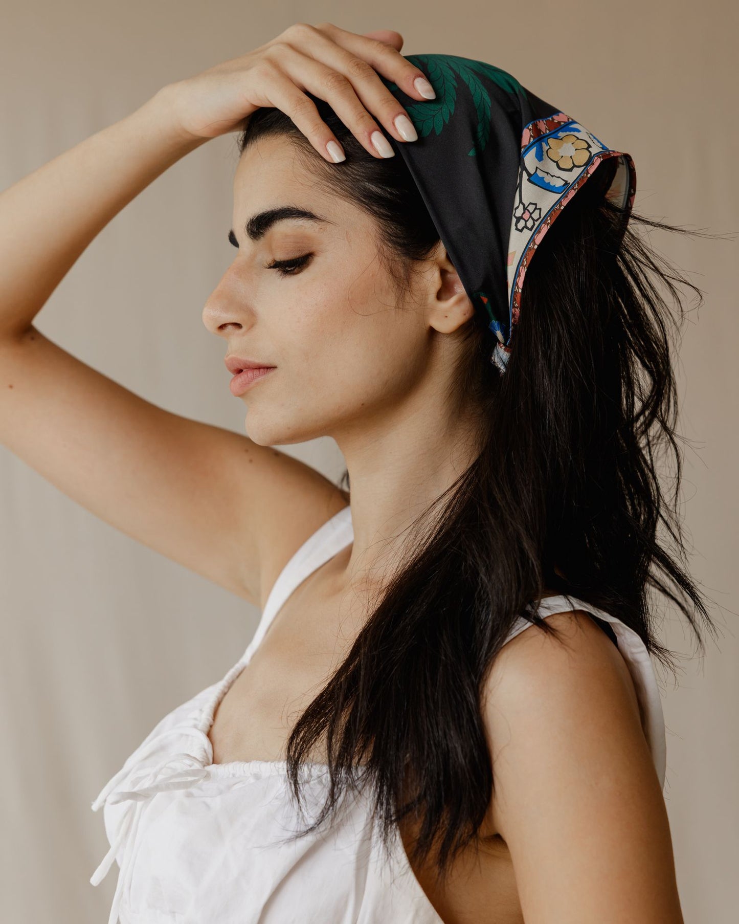 وشاح تمارا بالم الأسود