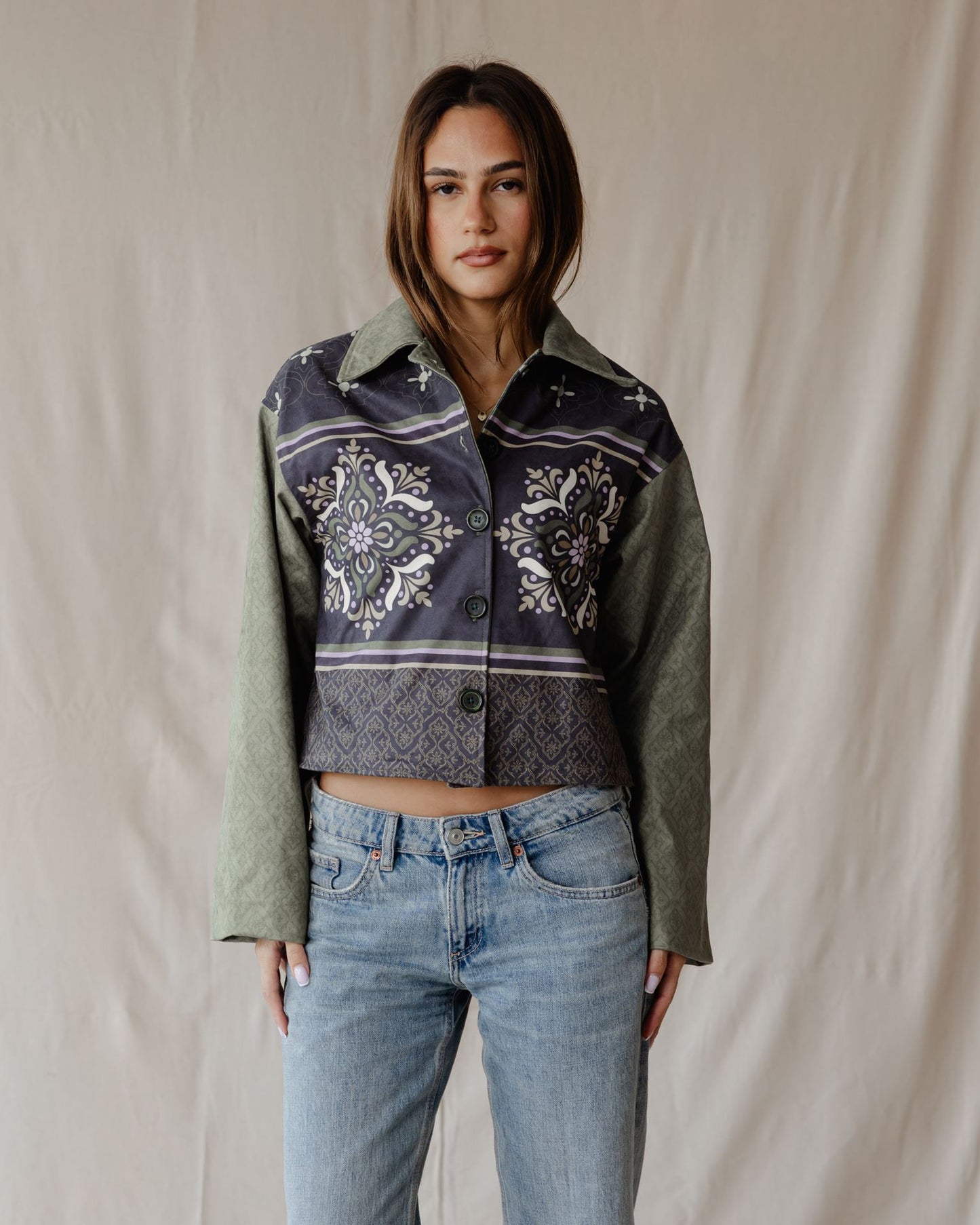 سترة من جلد الغزال باللون الزيتوني العربي