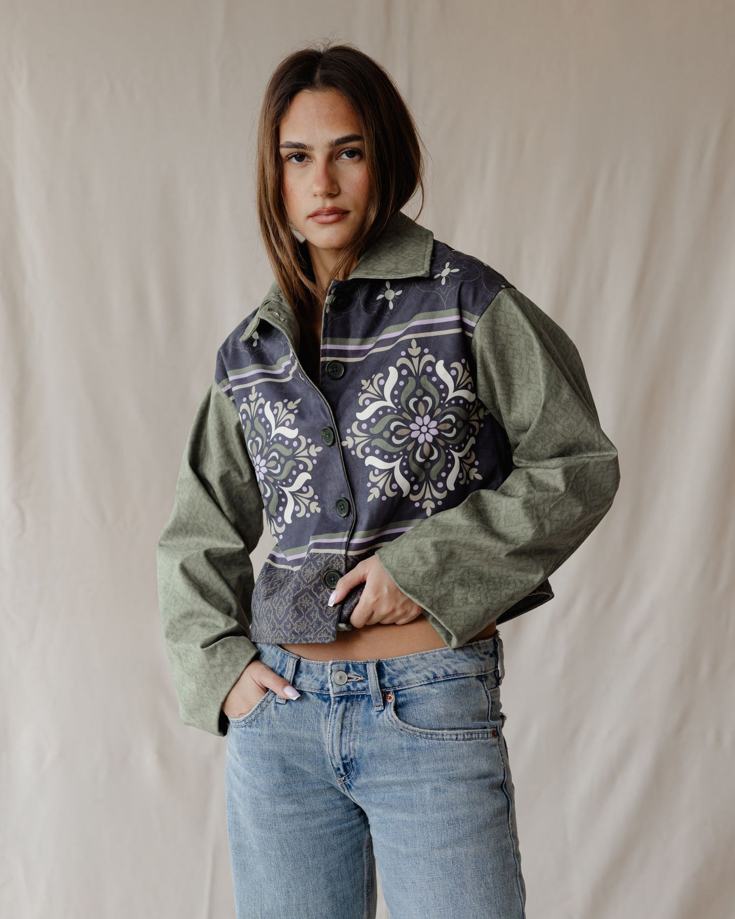 سترة من جلد الغزال باللون الزيتوني العربي