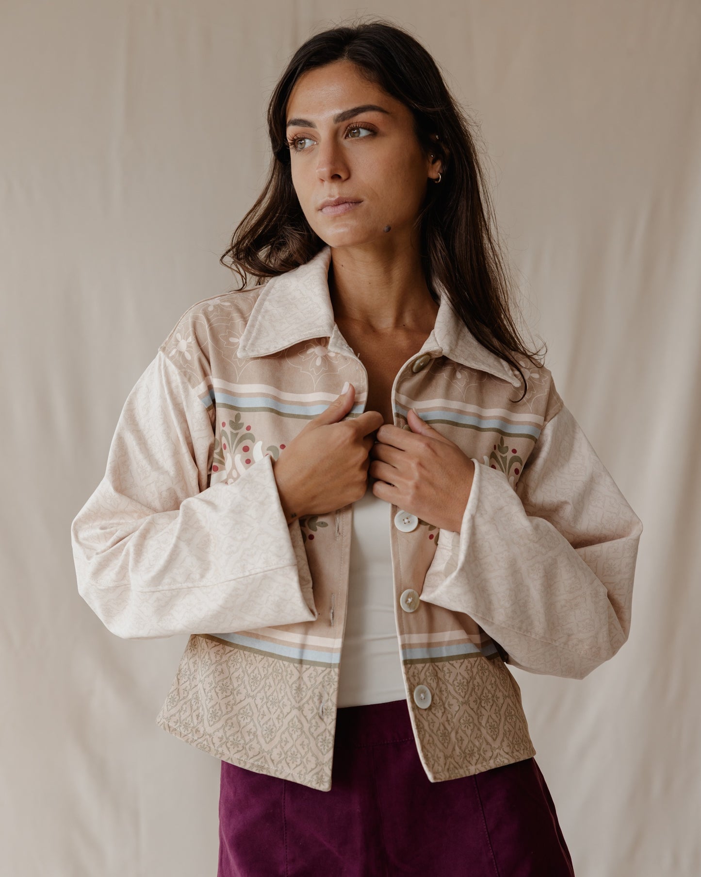 جاكيت من جلد الغزال باللون البيج العربي