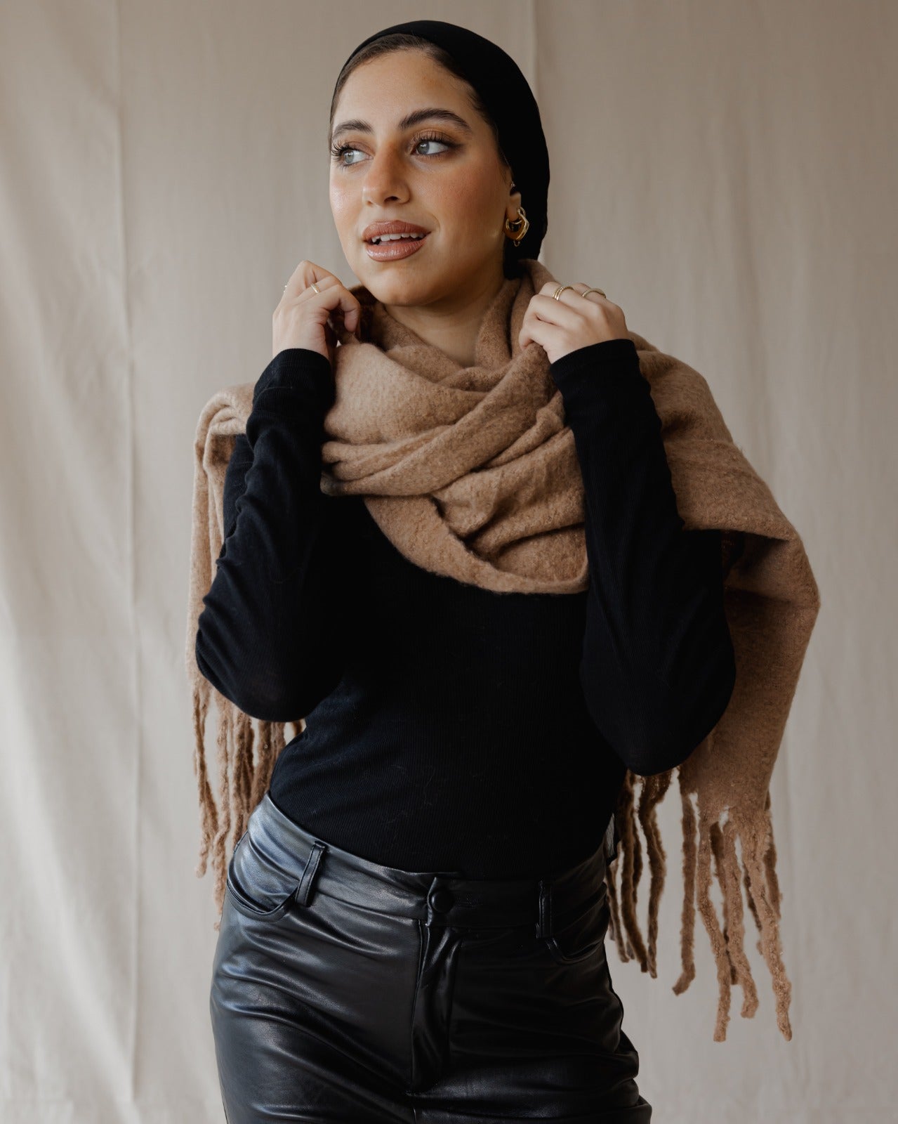 وشاح شتوي سادة بلون الجمل