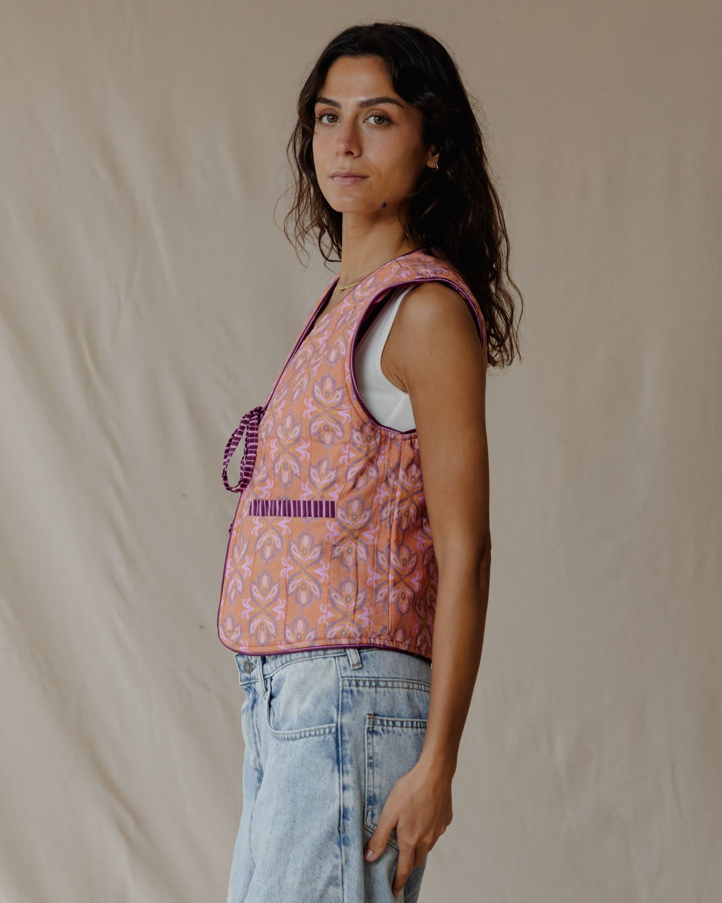 سترة قابلة للعكس مزينة بالبذور والخرز