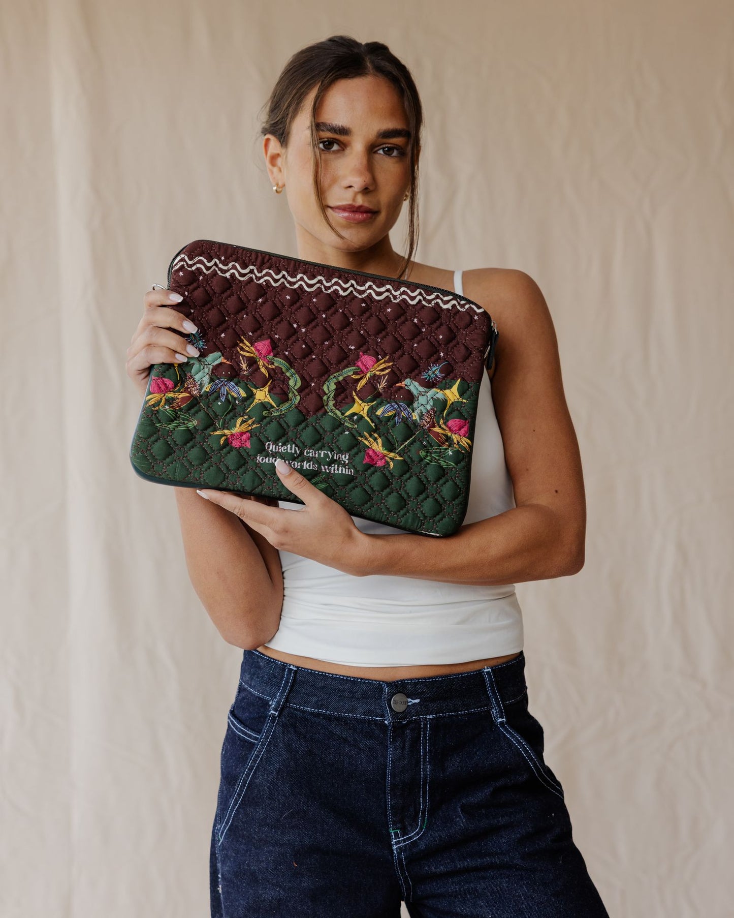 عوالم صاخبة في غلاف مبطن داكن