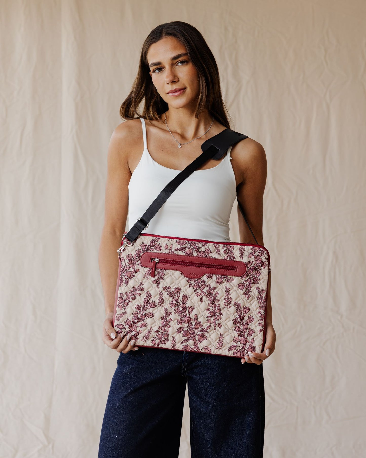 أكمام مبطنة بنمط نباتي قرمزي