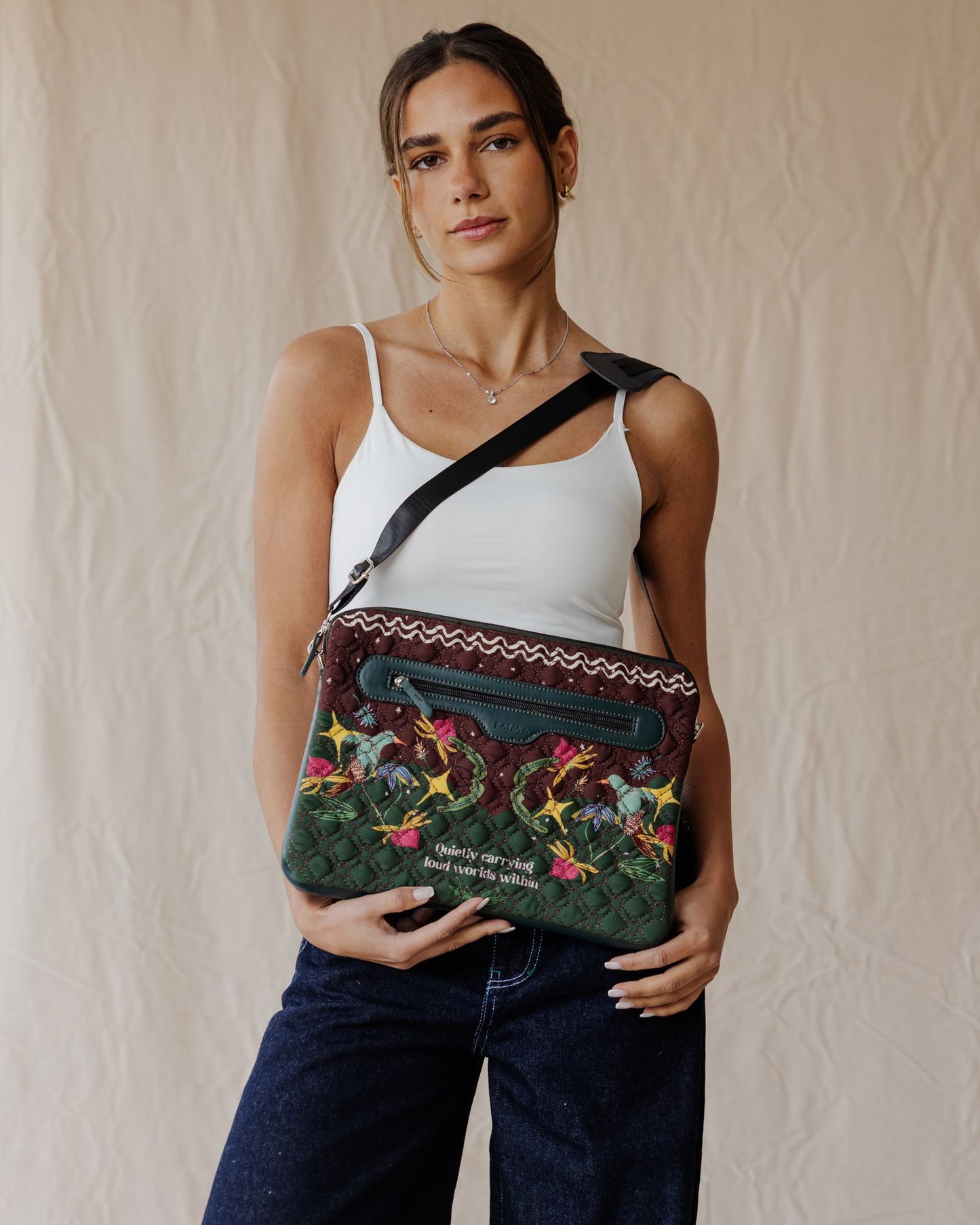 عوالم صاخبة في غلاف مبطن داكن