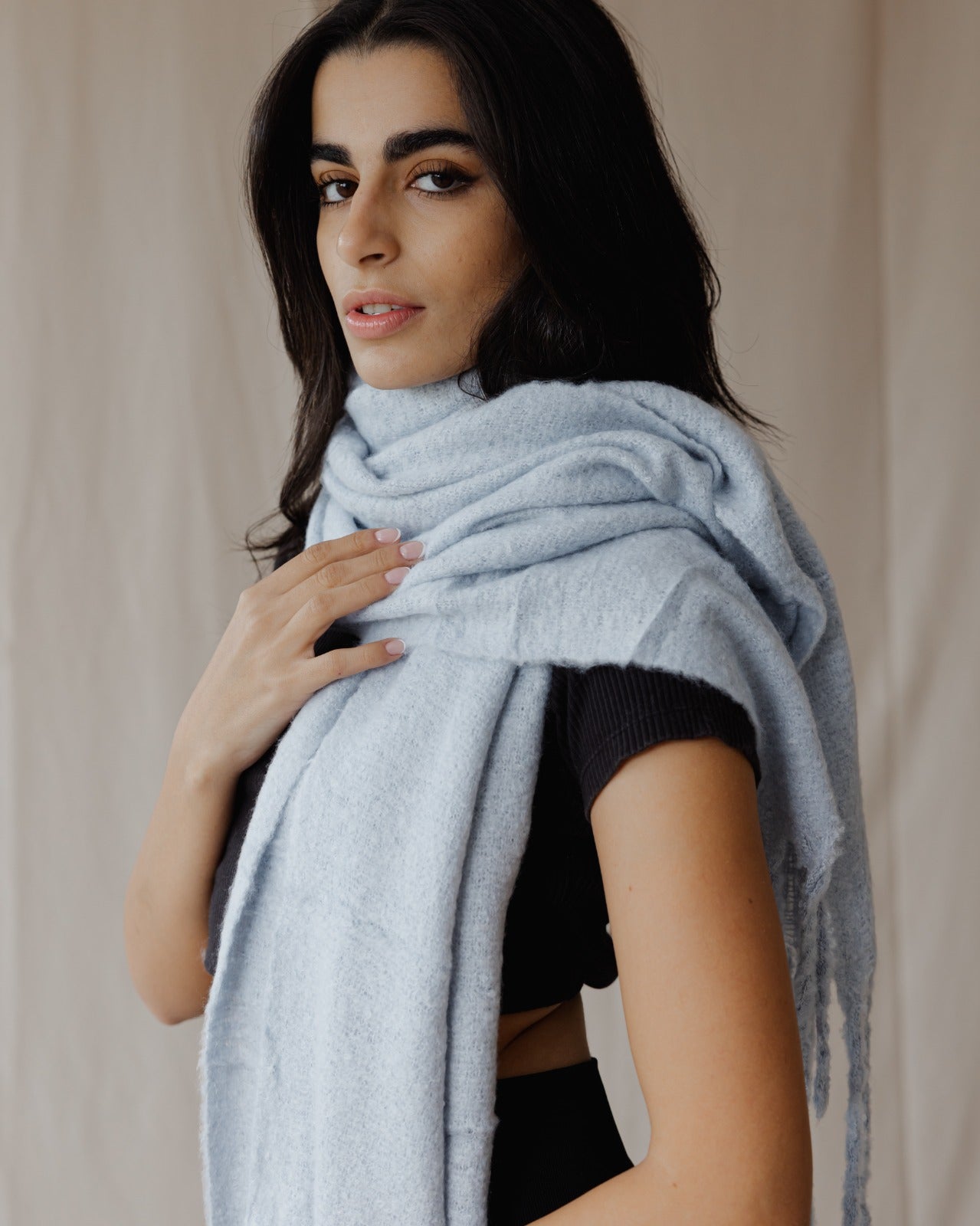 وشاح شتوي سادة باللون الأزرق الفاتح