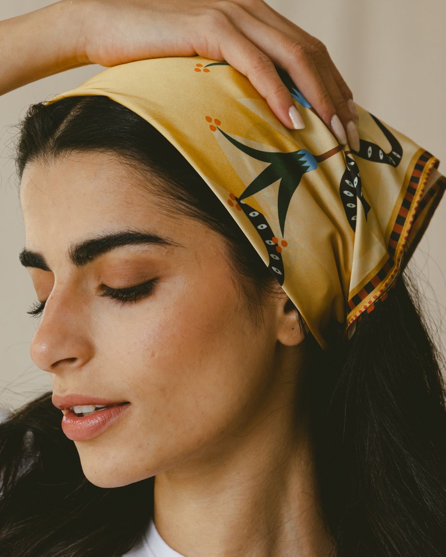 وشاح القطط البرية بألوان الصحراء