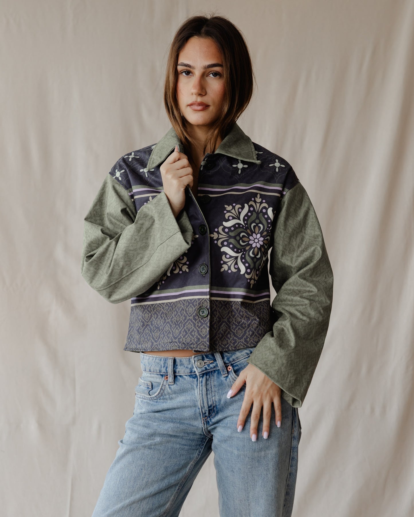 سترة من جلد الغزال باللون الزيتوني العربي