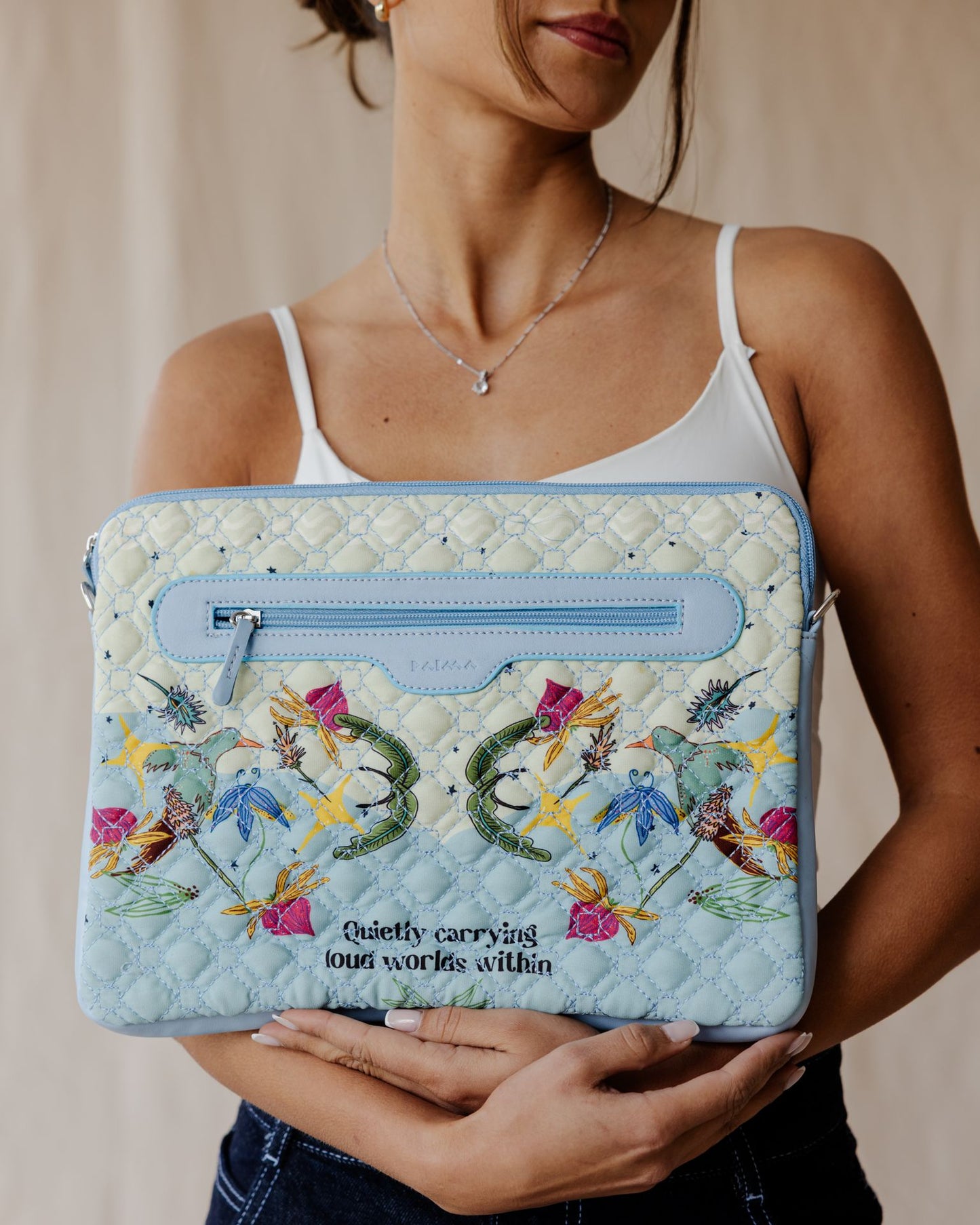 عوالم صاخبة بأكمام مبطنة بألوان الباستيل