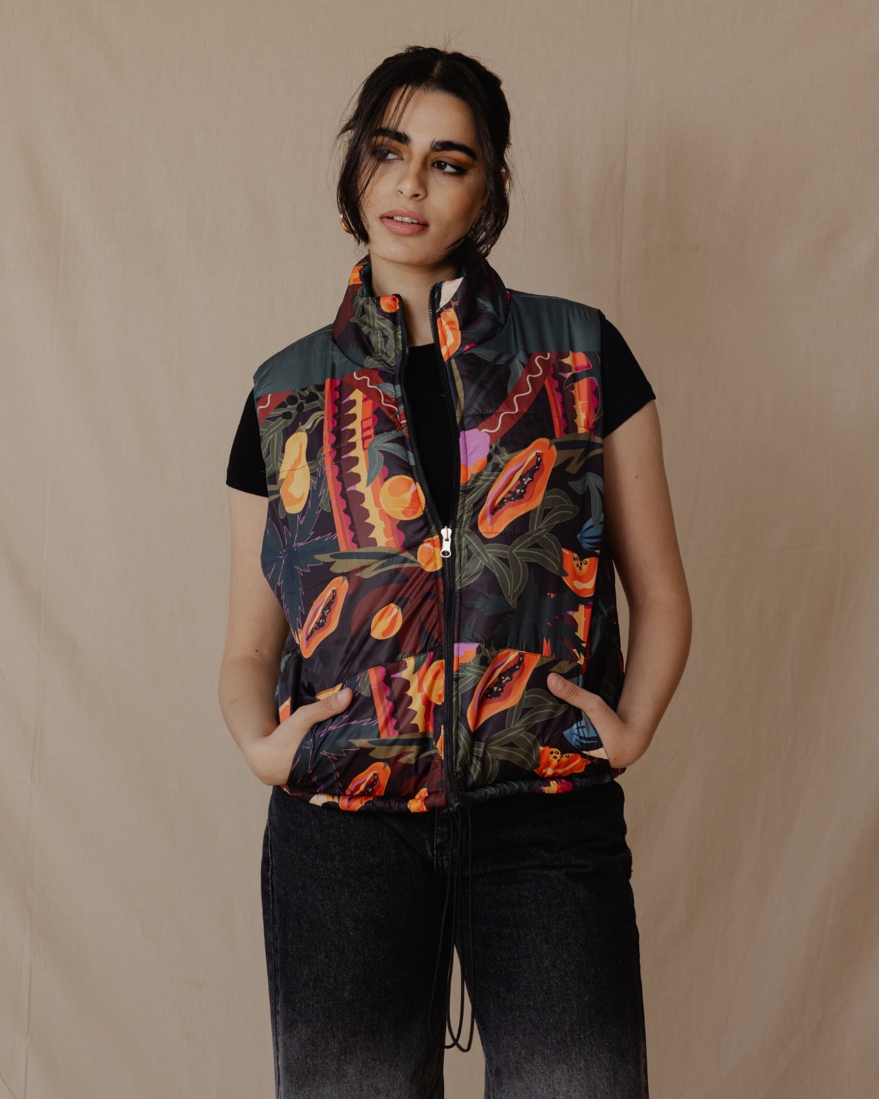 سترة Tropical Feels المقاومة للماء باللون الأسود