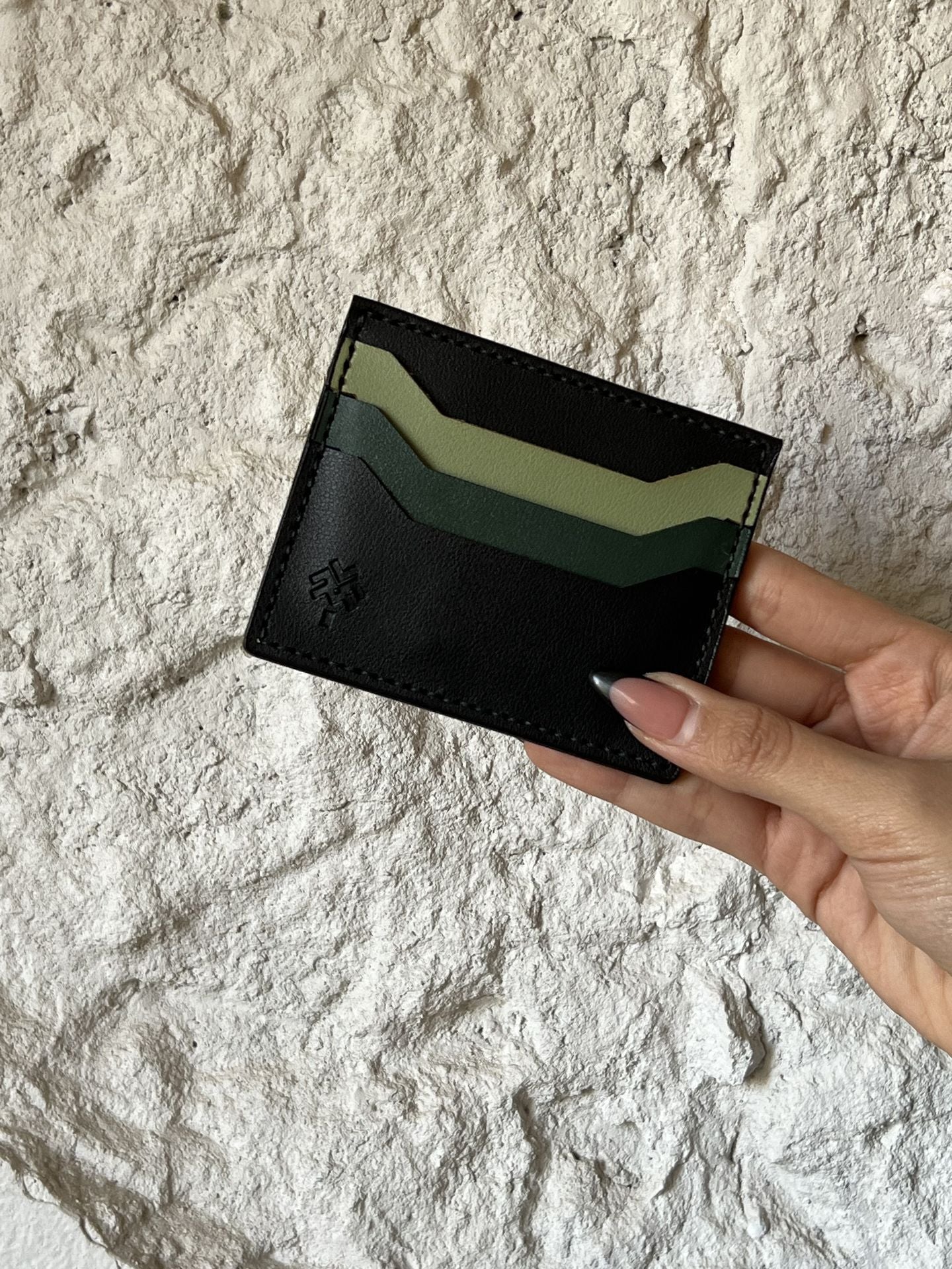 حامل بطاقات السلحفاة البرية باللون الأسود