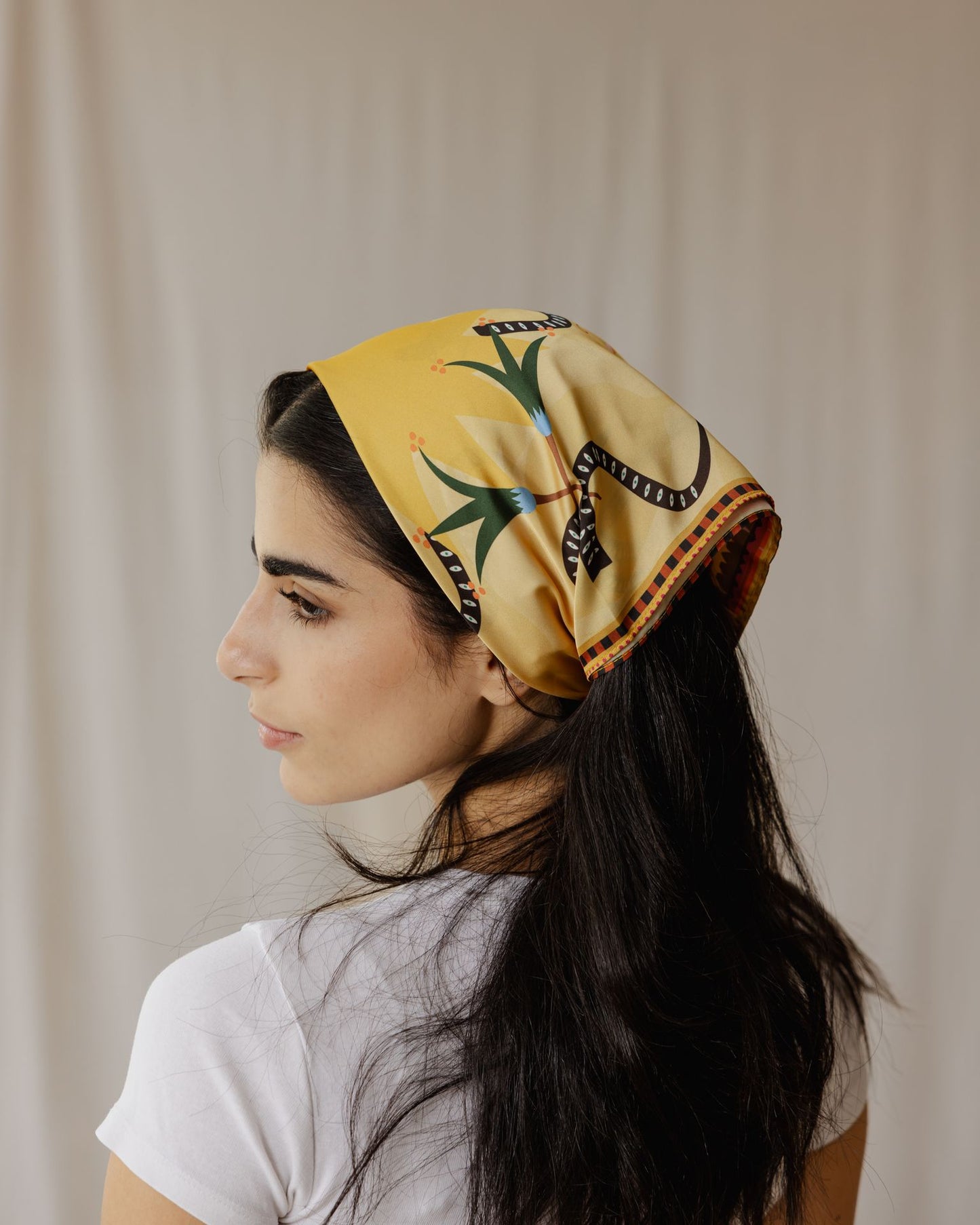 وشاح القطط البرية بألوان الصحراء