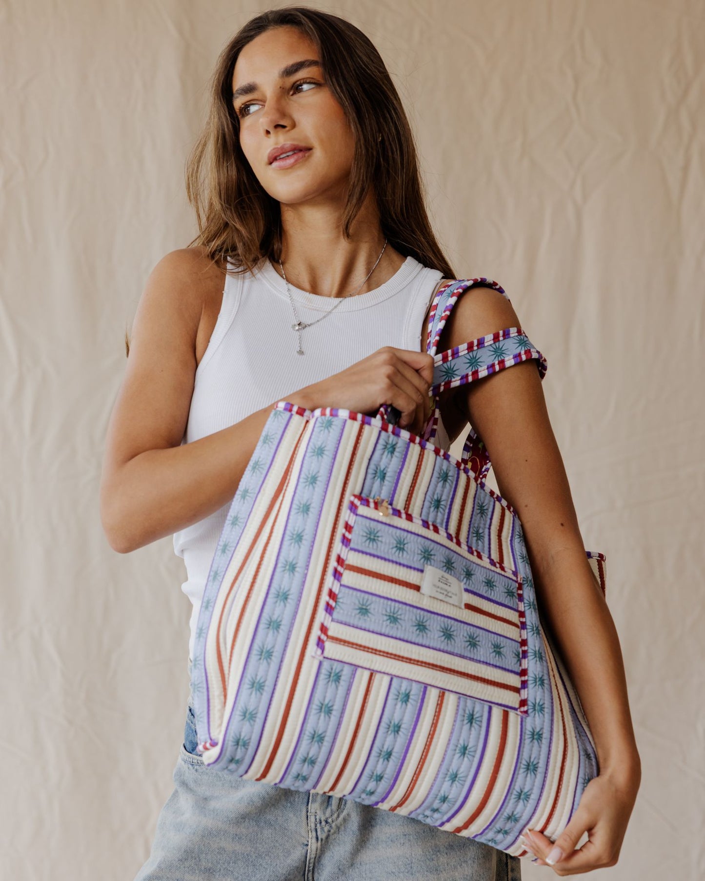 حقيبة تسوق مبطنة بنقشة الزهور والخطوط