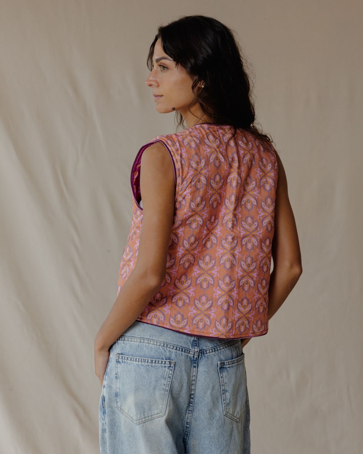 سترة قابلة للعكس مزينة بالبذور والخرز