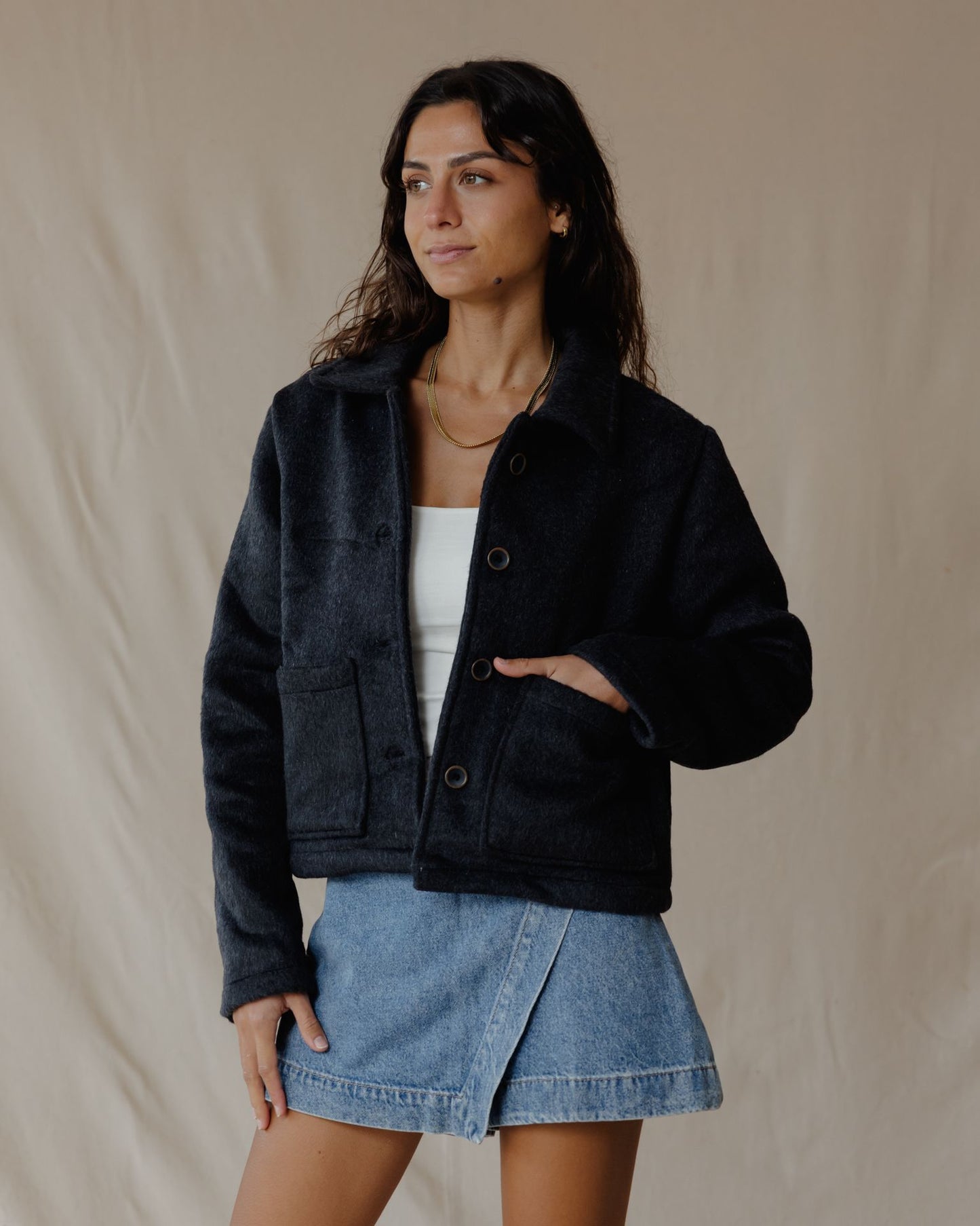 معطف قصير أسود