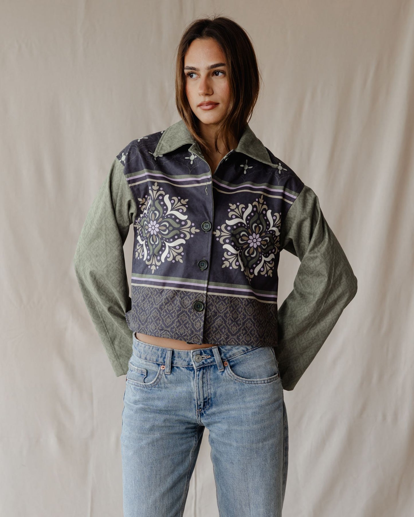 سترة من جلد الغزال باللون الزيتوني العربي