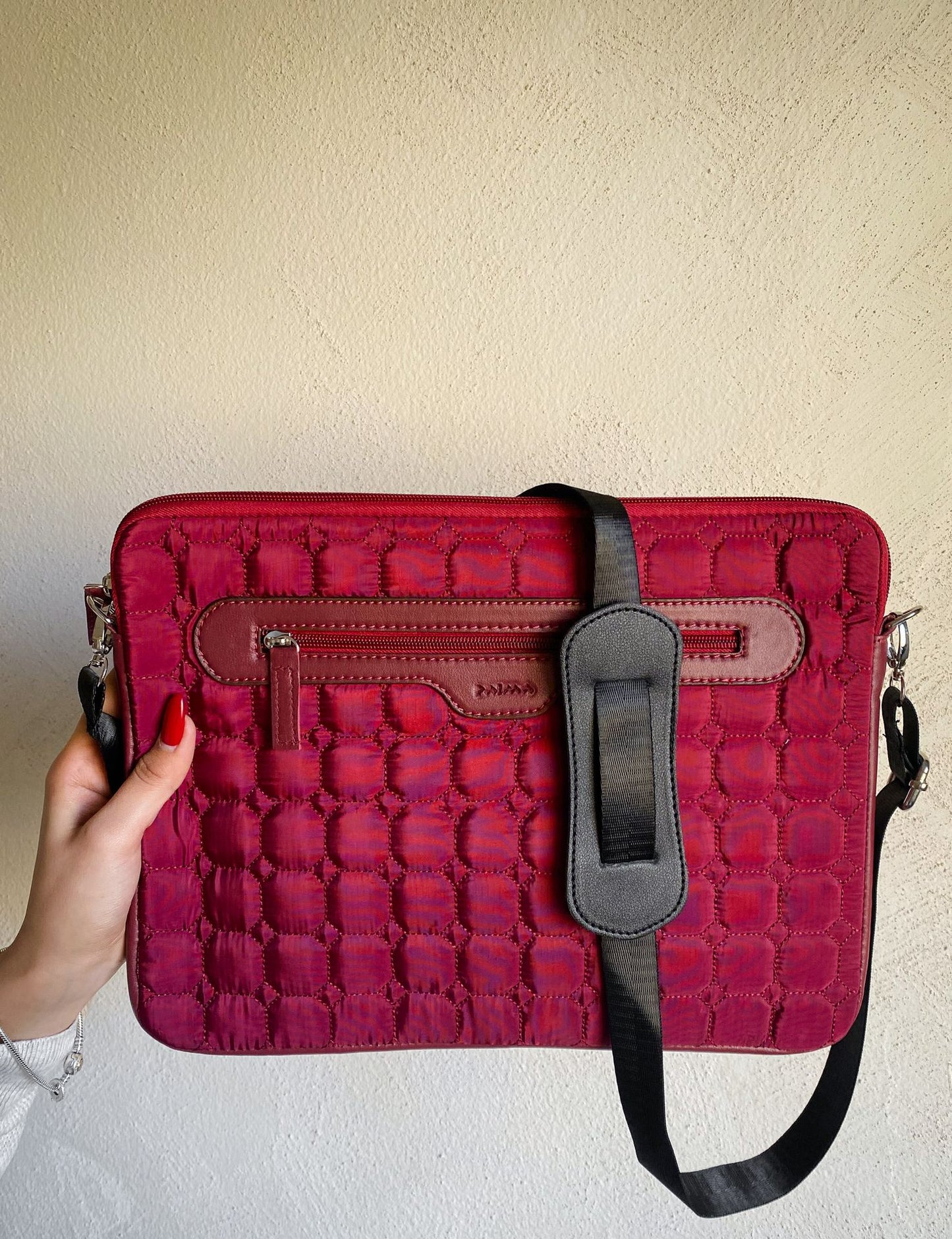 أكمام مبطنة ناعمة باللون العنابي