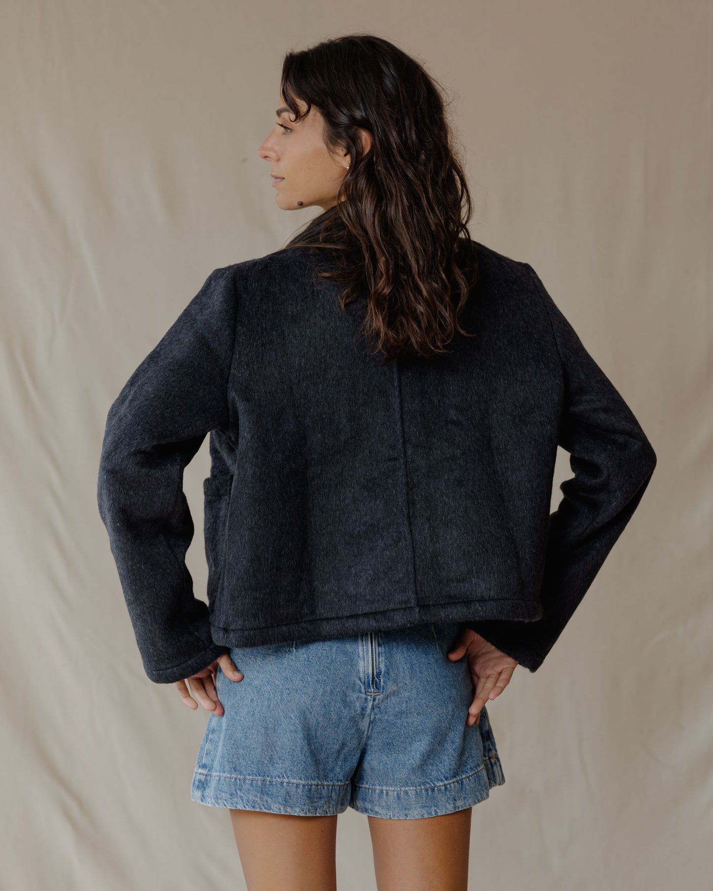 معطف قصير أسود