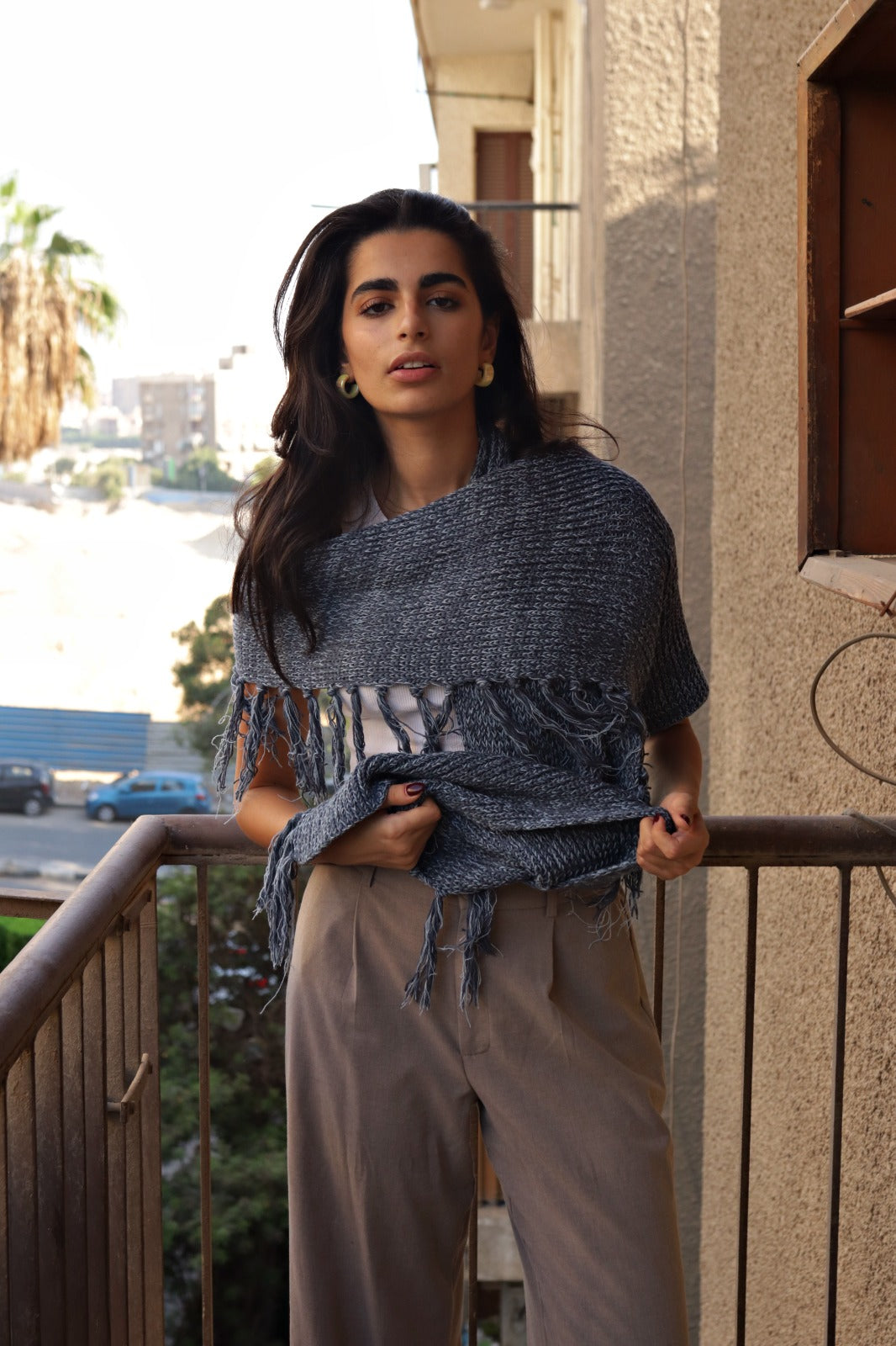 وشاح يدوي الصنع مع هامش باللون الأزرق الداكن