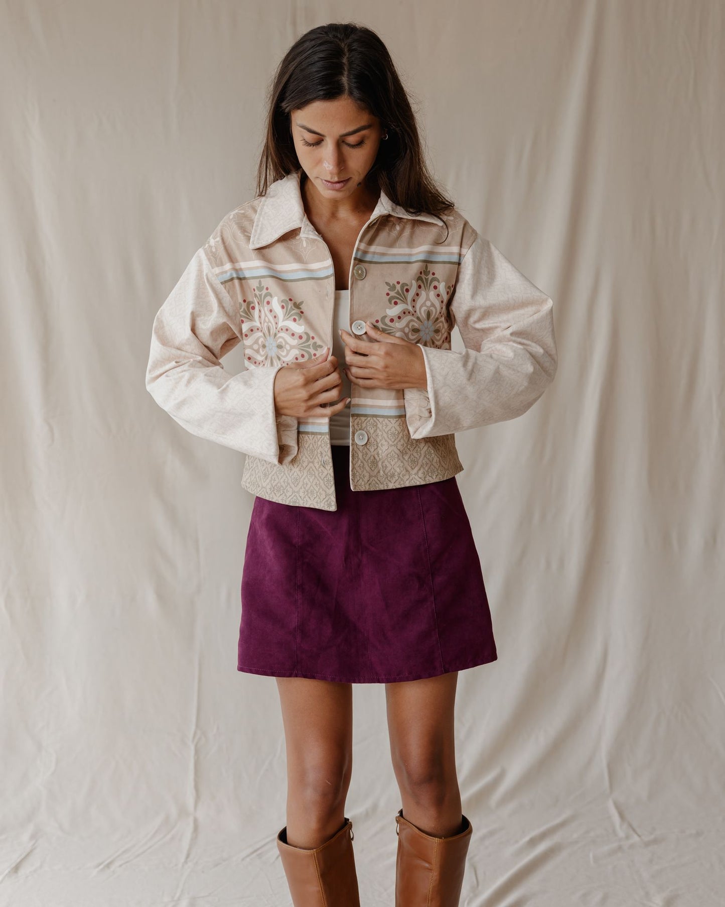 جاكيت من جلد الغزال باللون البيج العربي