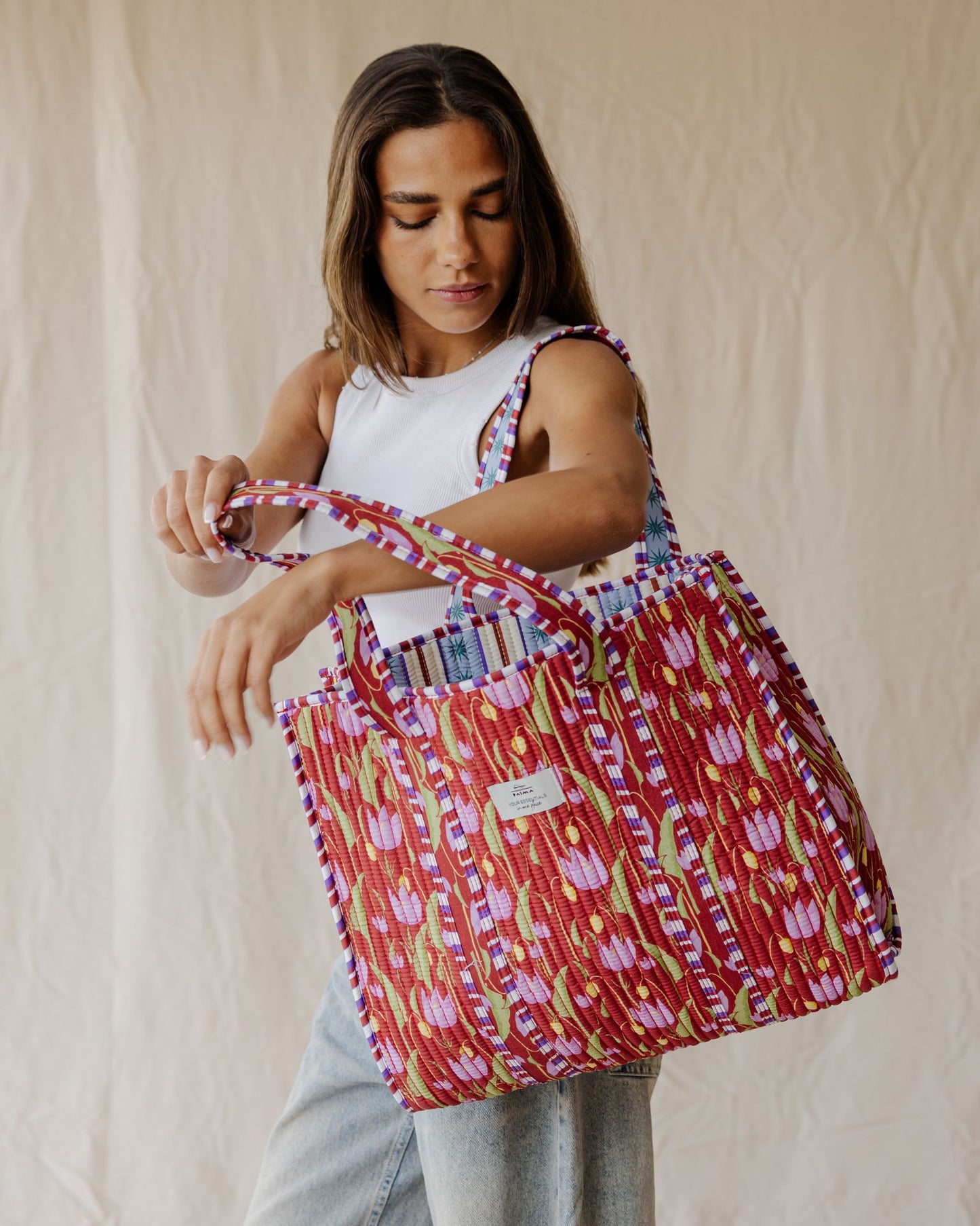 حقيبة تسوق مبطنة بنقشة الزهور والخطوط