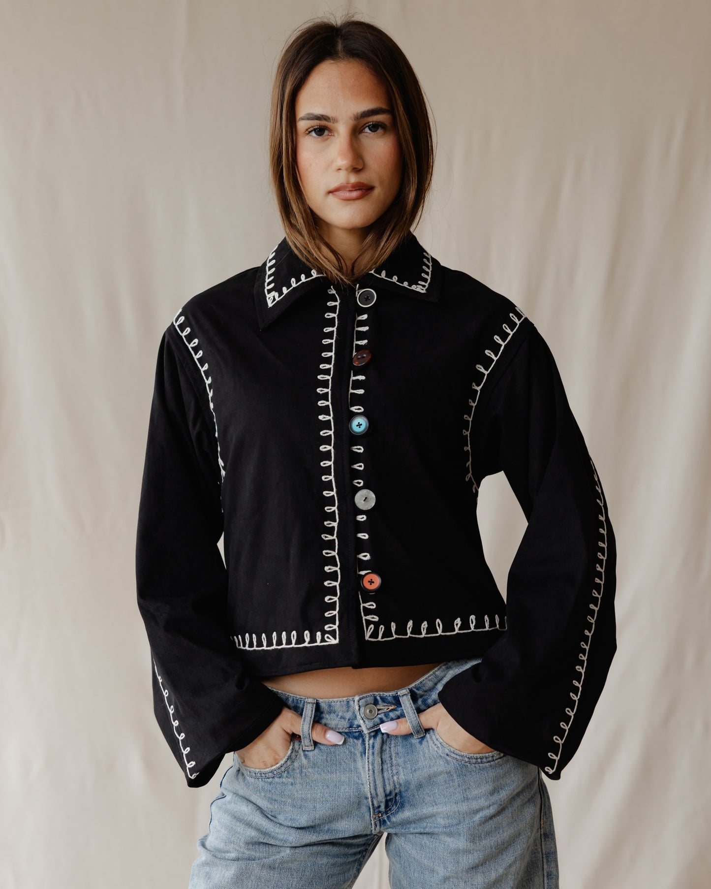 جاكيت أسود من ثريدسبيل