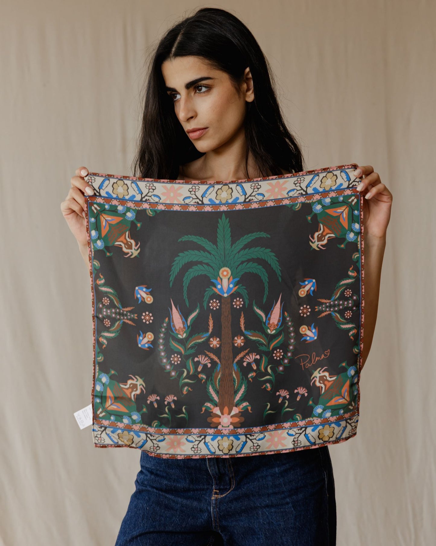 وشاح تمارا بالم الأسود