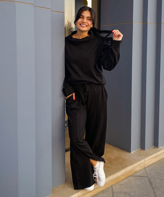 طقم مريح مضلع باللون الأسود