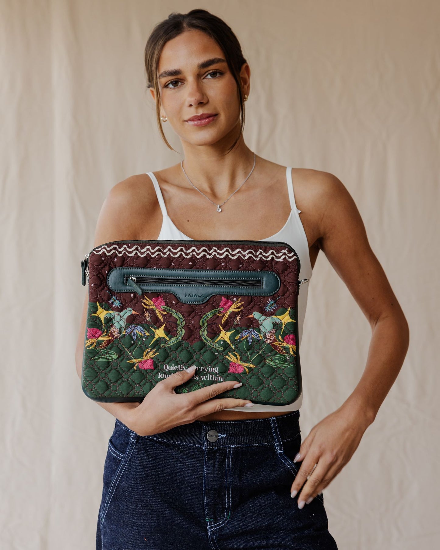 عوالم صاخبة في غلاف مبطن داكن