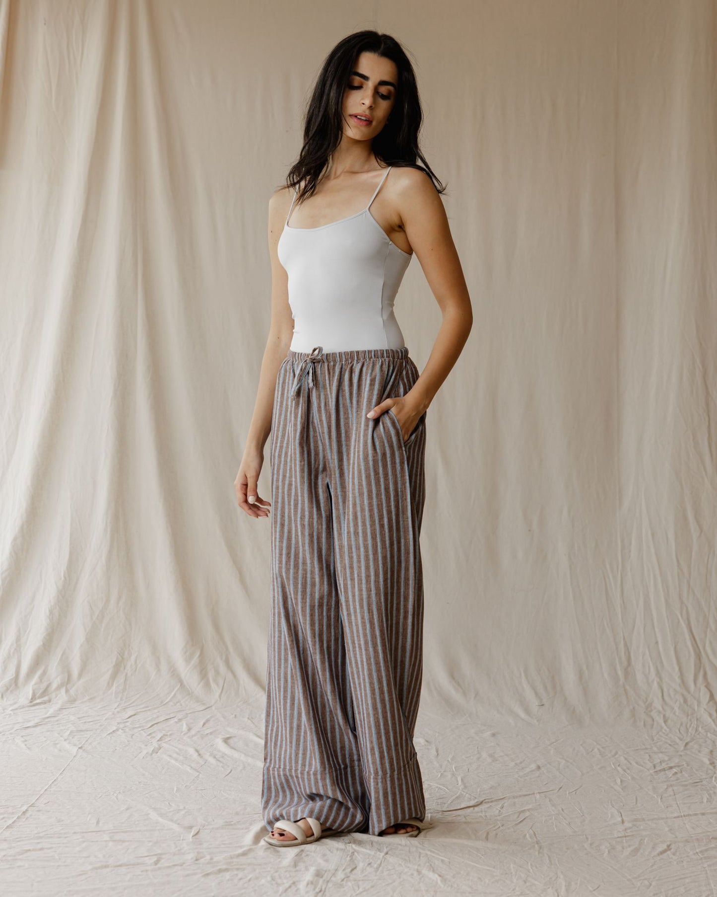 بنطال كتان بلون الكاكاو الداكن