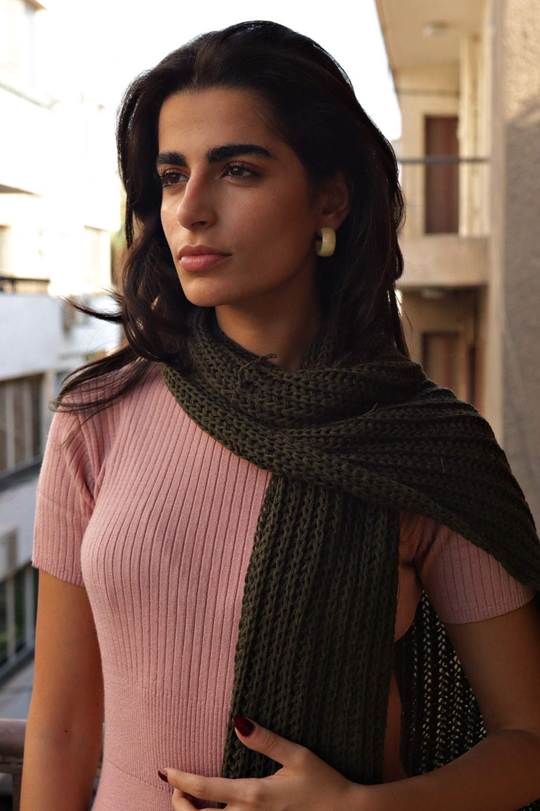 وشاح بحواف مصنوعة يدويًا باللون الزيتوني