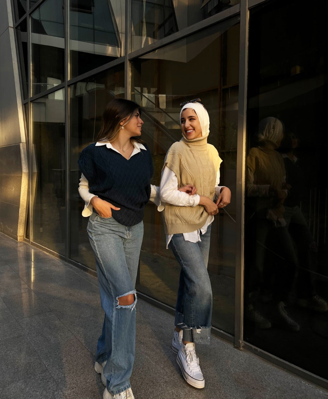سترة محبوكة برقبة عالية باللون البيج