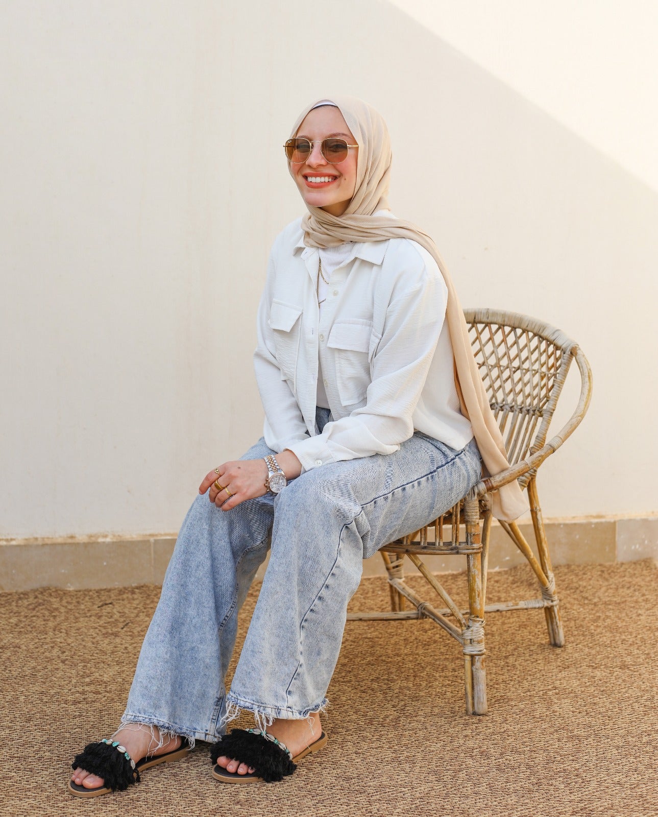 نعال سوداء مصنوعة من الخرز والأصداف